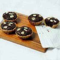 choklad muffin med jordnöt garnering foto
