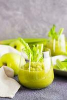 färsk selleri och grön äpple smoothie i glasögon och matlagning Ingredienser på de tabell. vegetarian diet detox mat. vertikal se. kopia Plats foto
