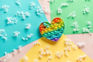 silikon regnbåge antistress leksak i de form av en hjärta på en kartong av annorlunda färger och ludd. trendig avslappning verktyg foto