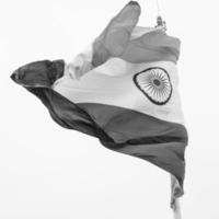 Indien flagga vajar högt på connaught plats med stolthet över blå himmel, Indien flagga vajar, indiska flaggan på självständighetsdagen och republikens dag i Indien, tilt up shot, viftande indiska flaggan, har ghar tiranga foto