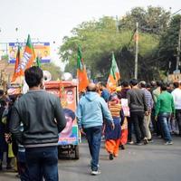 delhi, Indien, december 02 2022 -bharatiya janata fest - bjp anhängare under mega väg visa i Stöd av bjp kandidat pankaj luthara till fil utnämning papper ett huvud av mcd lokal- kropp val 2022 foto