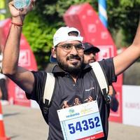 ny delhi, Indien - oktober 16 2022 - vedanta delhi halv maraton lopp efter covid i som maraton deltagarna handla om till korsa de Avsluta linje, delhi halv maraton 2022 foto