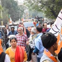 delhi, Indien, december 02 2022 -bharatiya janata fest - bjp anhängare under mega väg visa i Stöd av bjp kandidat pankaj luthara till fil utnämning papper ett huvud av mcd lokal- kropp val 2022 foto