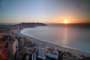 de kust och hög stiga horisont av benidorm foto