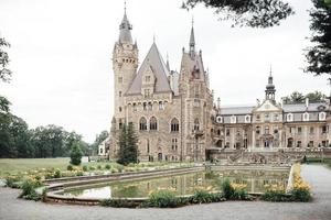 moszna, polen 2017 - gammalt polskt slott i byn moszna foto