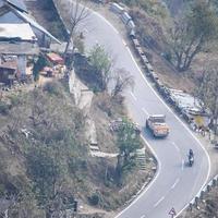 ovanifrån från luften av trafikfordon som kör på bergsvägar vid nainital, uttarakhand, Indien, utsikt från toppen av berget för förflyttning av trafikfordon foto