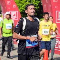 ny delhi, Indien - oktober 16 2022 - vedanta delhi halv maraton lopp efter covid i som maraton deltagarna handla om till korsa de Avsluta linje, delhi halv maraton 2022 foto