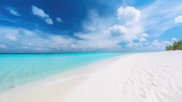 skön sandig strand med vit sand och rullande lugna Vinka av turkos hav på solig dag på bakgrund vit moln i blå himmel. färgrik perfekt panorama- naturlig landskap. foto