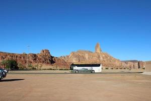 al ula, saudi Arabien, Mars 2023 - bussar är parkerad på annorlunda platser i de öken- till ta turister till annorlunda platser under de dag i al ula, saudi arabien. foto