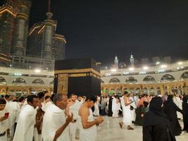 mecka, saudi Arabien, Mars 2023 - under de månad av ramadan, pilgrimer från Allt över de värld prestera tawaf runt om de kabah på de masjid al-haram i mecka.. foto