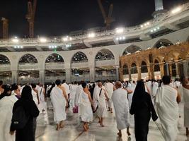 mecka, saudi Arabien, Mars 2023 - under de månad av ramadan, pilgrimer från Allt över de värld prestera tawaf runt om de kabah på de masjid al-haram i mecka.. foto