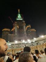 mecka, saudi Arabien, Mars 2023 - under de månad av ramadan, pilgrimer från Allt över de värld prestera tawaf runt om de kabah på de masjid al-haram i mecka.. foto