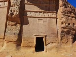 skön dagtid se av al hegra, madain saleh arkeologisk webbplats i al ula, saudi arabien. foto