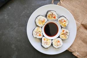 kimbap eller gimbap är koreanska rulla tillverkad från ångad vit ris och olika Övrig Ingredienser, detta mat från söder korea foto