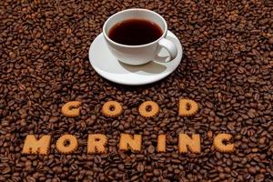 vit caffee mugg och ord god morgon gjord av kex bokstäver foto