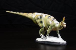 de tsintaosaurus dinosaurie i de mörk foto