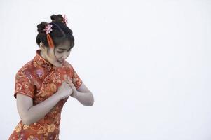 porträtt vacker asiatisk kvinna i cheongsam klänning, thailändska människor, gott kinesiskt nyårs koncept, glad asiatisk dam i traditionell kinesisk klänning foto