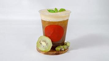 iced cocktail kiwi frukt och mynta på vit bakgrund foto