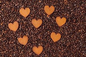 hjärtformade pepparkakor på kaffebönabakgrunden foto