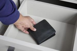 män stjäla plånbok från en låda foto