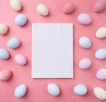 pastell färgad påsk ägg med tom vit ram för attrapp design foto