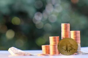 bitcoin-kryptovaluta-mynt och euromynt på bordet foto