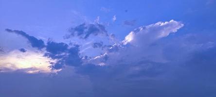 moln i de himmel med de Sol miljö blå himmel vit och svart moln foto