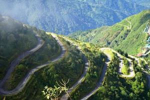 grön natur av zig zag väg i gammal silke rutt sikkim foto