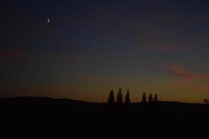 måne i skymning himmel foto