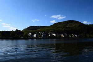 låg Sol höst färger på by ellenz i mosel dal foto