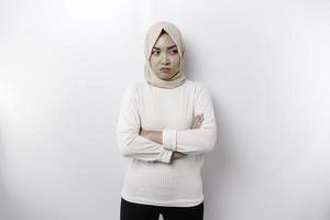 en porträtt av ett asiatisk muslim kvinna bär en slöja isolerat förbi vit bakgrund utseende deprimerad foto