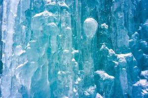 frysta vägg textur i naturlig is grotta på vinter- foto