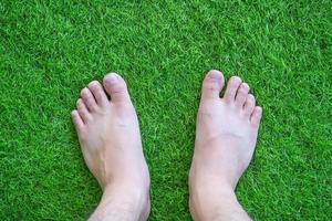 fötter över grön gräs foto