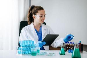 kvinna forskare forskare ledande ett experimentera i en laboratorium. foto