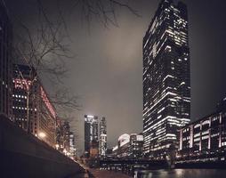 Mars 3 2023. chicago, illinois. arkitektur och byggnader i stadens centrum chicago på natt. foto