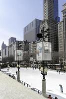 Mars 4 2023. chicago, illinois. människor skridsko på en skridskoåkning rink i stadens centrum chicago. foto