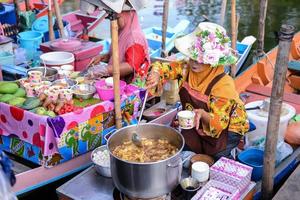 songkhla, thailand, april 15, 2018, säljare sälja mat och souvenirer på klonghae flytande marknadsföra i hatt jaja, thailand. de först flytande marknadsföra i de söder av thailand. foto