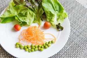 vegetabiliska sallad i rolig ansikte stil foto