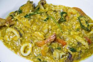 friterad blandad skaldjur med gul curry foto