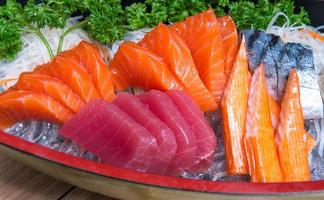 lax sashimi uppsättning i japansk restaurang, japansk mat foto