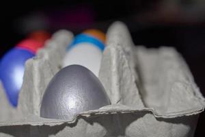 närbild av pärlfärgade ägg för påsk i en äggbricka foto