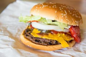 nötkött burger med ost och vegetabiliska foto