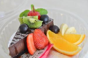 choklad älg kaka med frukt foto