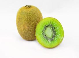 färsk grön kiwi på vit bakgrund foto