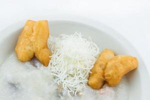 ris gröt med med friterad bakverk i thai stil foto
