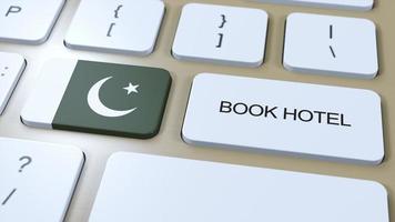 bok hotell i pakistan med hemsida uppkopplad. knapp på dator tangentbord. resa begrepp 3d animation. bok hotell text och nationell flagga. 3d illustration foto