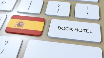 bok hotell i Spanien med hemsida uppkopplad. knapp på dator tangentbord. resa begrepp 3d animation. bok hotell text och nationell flagga. 3d illustration foto