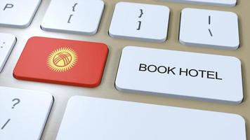 bok hotell i kyrgyzstan med hemsida uppkopplad. knapp på dator tangentbord. resa begrepp 3d animation. bok hotell text och nationell flagga. 3d illustration foto