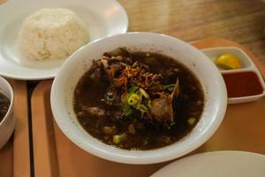 tröst konro soppa, konro bakar grillad de utsökt ett, nötkött soppa är vanligtvis tillverkad från revben eller oxsvans, en typisk indonesiska soto maträtt ursprung från makassar foto