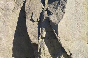 granit vaggar i solen på våren som en naturlig bakgrund
